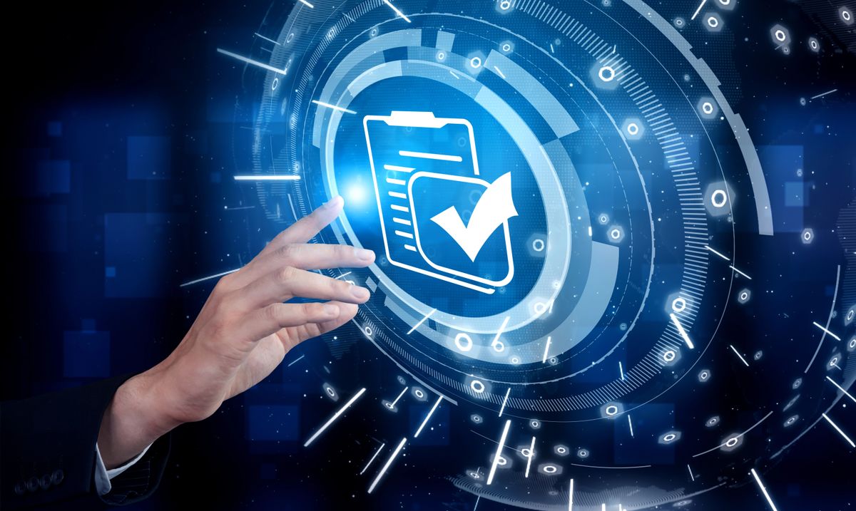 Main touchant une icône de vérification numérique